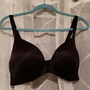Shiny black Ambrielle bra